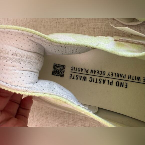 Adidas Ultraboost 22 Womens 9 Running Shoes Almost Lime Cloud White New NWT - Picture 6 of 7